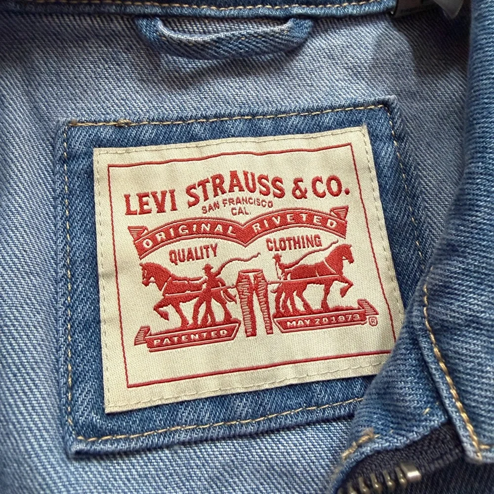 NWT. Levi's Men’s Medium Blue Denim Zip-Up Work Shirt Jacket, Size S - Picture 7 of 8